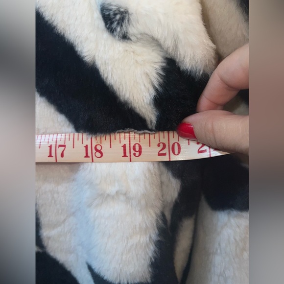 Super cute faux fur jacket! - Picture 7 of 8